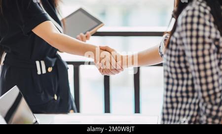 Geschäftsleute, die sich für einen Vertrag die Hand schütteln Stockfoto