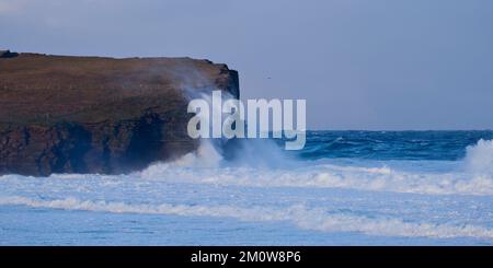 Birsay-Klippen und raues Meer, Orkney Isles Stockfoto