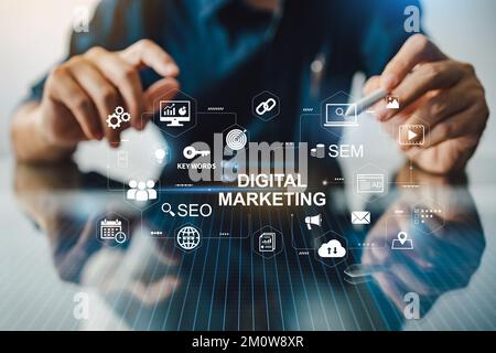 Digitales Marketing im Technologiekonzept für Unternehmen. Website-E-Mail-E-Mail Social-Media-Netzwerk, SEO, SEM-Video und Symbole für mobile Anwendungen in virtueller Form Stockfoto