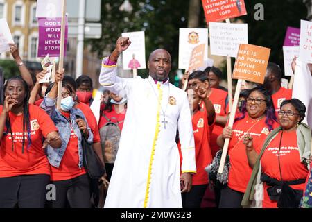 Dossierfoto vom 13/09/21 von Bishop Climate Wiseman, 46, mit seinen Unterstützern vor dem Inner London Crown Court. Der Prediger, der behauptet, Wunder vollbracht zu haben, wurde des Betrugs für schuldig befunden, nachdem er "Pestschutzöl" als gefälschtes Heilmittel für Covid-19 verkauft hatte. Ausgabedatum: Donnerstag, 8. Dezember 2022. Stockfoto