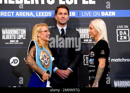 Der Boxpromoter Eddie Hearn sieht Ebanie Bridges (links) und Shannon O'Connell während einer Pressekonferenz in Aspire, Leeds, gegenübertreten. Foto: Donnerstag, 8. Dezember 2022. Stockfoto