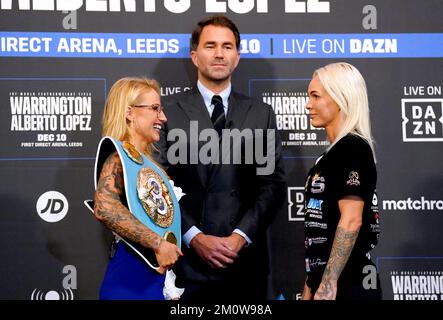 Der Boxpromoter Eddie Hearn sieht Ebanie Bridges (links) und Shannon O'Connell während einer Pressekonferenz in Aspire, Leeds, gegenübertreten. Foto: Donnerstag, 8. Dezember 2022. Stockfoto