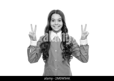 Glückliches Gesicht des Teenagers mit langen lockigen Haaren isoliert auf weiß zeigen Frieden Geste, Haut Stockfoto