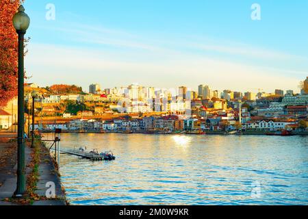 Altstadt mit traditioneller Architektur und Blick auf den Fluss Douro und die Gaia bei Sonnenuntergang, alte Straßenlaterne, Porto, Portugal Stockfoto