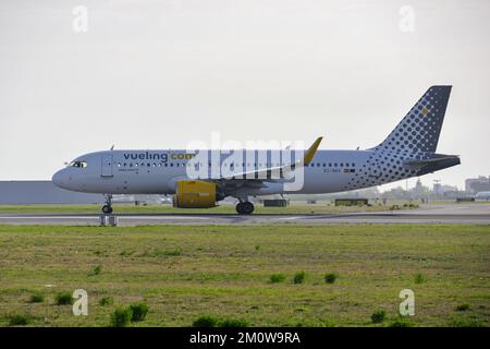 Ein Flugzeug des Typs Airbus A320-271N der Vueling-Fluggesellschaft, am Flughafen Lissabon, landete bei Sonnenaufgang Stockfoto