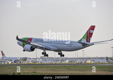 Ein Airbus A330-941 Flugzeug der TAP Air Portugal Airline, am Flughafen Lissabon, landete bei Sonnenaufgang Stockfoto