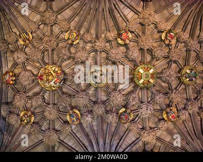 Dekorative Deckenköpfe und Dekoration in der Thistle Chapel in St Giles' Cathedral in Edinburgh Old Town, Schottland, Großbritannien Stockfoto