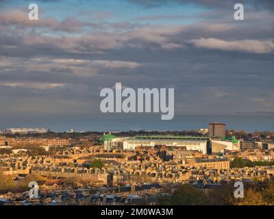 Von Calton Hill aus bietet sich ein Blick über die Stadt Edinburgh bis zum Firth of Forth. Das Haus des Hiburnian Football Club im Easter Road Stadium ist sichtbar. Ta Stockfoto