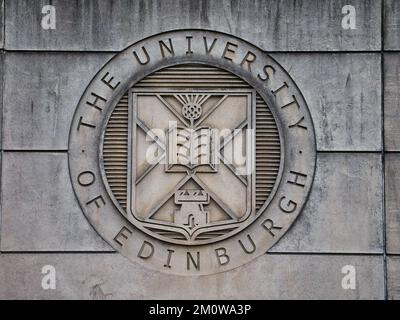 An der Mauer am Eingang zum St Leonard's Land in Holyrood Road, dem Wappen der University of Edinburgh. Stockfoto