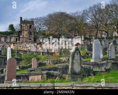 Grabsteine auf dem New Calton Grabstätte in Edinburgh, Schottland, Großbritannien. Stockfoto