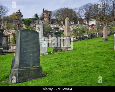 Grabsteine auf dem New Calton Grabstätte in Edinburgh, Schottland, Großbritannien. Stockfoto
