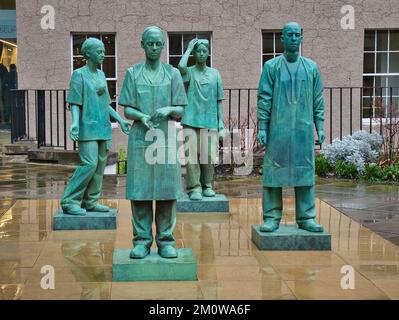 Die Figurengruppe „Your next Breath“ am Royal College of Surgeons in Edinburgh. Gewidmet NHS-Mitarbeitern, die in der Pandemie gearbeitet haben. Stockfoto