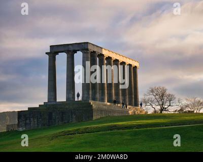 Das National Monument auf Calton Hill in Edinburgh, Schottland, Großbritannien. Am Ende eines sonnigen Wintertags. Stockfoto
