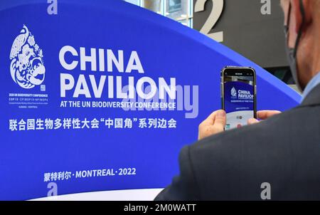 Montreal, Kanada. 7.. Dezember 2022. Ein Teilnehmer macht Fotos im China Pavillon während der zweiten Phase der 15.. Tagung der Konferenz der Vertragsparteien des UN-Übereinkommens über die biologische Vielfalt (COP15) in Montreal, Kanada, am 7. Dezember 2022. Der China-Pavillon der zweiten Phase von COP15 wurde hier am Mittwoch eröffnet. Der China Pavilion wird vom 7. Bis 18. Dezember 26 Nebenveranstaltungen mit verschiedenen Themen ausrichten. Kredit: Lian Yi/Xinhua/Alamy Live News Stockfoto