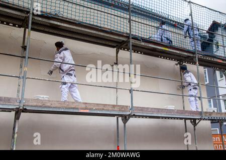 Maler, die die Außenfassade eines Wohnhauses in der Schulstraße in Mutterstadt besputzen Stockfoto