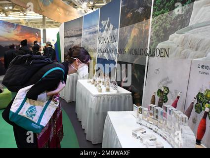 Montreal, Kanada. 7.. Dezember 2022. Ein Teilnehmer besucht den China-Pavillon während der zweiten Phase der 15.. Tagung der Konferenz der Vertragsparteien des UN-Übereinkommens über die biologische Vielfalt (COP15) am 7. Dezember 2022 in Montreal (Kanada). Der China-Pavillon der zweiten Phase von COP15 wurde hier am Mittwoch eröffnet. Der China Pavilion wird vom 7. Bis 18. Dezember 26 Nebenveranstaltungen mit verschiedenen Themen ausrichten. Kredit: Lian Yi/Xinhua/Alamy Live News Stockfoto