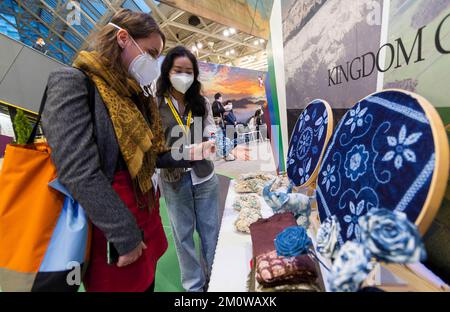 Montreal, Kanada. 7.. Dezember 2022. Ein Teilnehmer besucht den China-Pavillon während der zweiten Phase der 15.. Tagung der Konferenz der Vertragsparteien des UN-Übereinkommens über die biologische Vielfalt (COP15) am 7. Dezember 2022 in Montreal (Kanada). Der China-Pavillon der zweiten Phase von COP15 wurde hier am Mittwoch eröffnet. Der China Pavilion wird vom 7. Bis 18. Dezember 26 Nebenveranstaltungen mit verschiedenen Themen ausrichten. Kredit: Zou Zheng/Xinhua/Alamy Live News Stockfoto