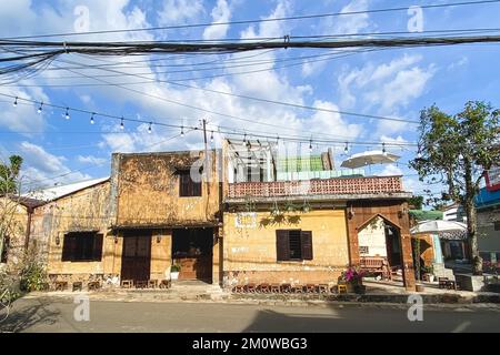 Dalat, Vietnam - 4. April 2022. Alte Häuser in einer alten Stadt in Dalat, Vietnam. Dalat ist eine berühmte Touristenstadt in Südostasien. Stockfoto