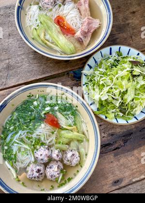 Wienamesische Nudelsuppe mit Schweinefleisch (namens Bun MOC). Stockfoto