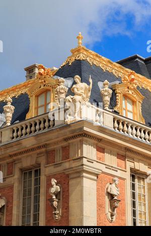 VERSAILLES, FRANKREICH - 12. MAI 2013: Schloss von Versailles. Das sind architektonische Fragmente des Dachs des Herrenhauses. Stockfoto