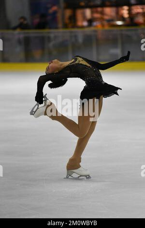 Jakarta, Indonesien. 8.. Dezember 2022. Phattaratida Kaneshige aus Thailand tritt am 8. Dezember 2022 in Jakarta, Indonesien, beim Junior Women Short Program der Asian Open Figure Skating Trophäe 2022 an. Kredit: Xu Qin/Xinhua/Alamy Live News Stockfoto