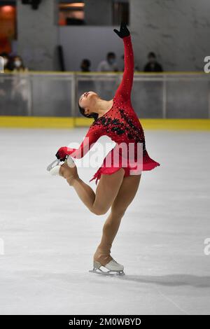 Jakarta, Indonesien. 8.. Dezember 2022. Valerie Ang aus Singapur tritt am 8. Dezember 2022 beim Junior Women Short Program der Asian Open Figure Skating Trophy 2022 in Jakarta, Indonesien, an. Kredit: Xu Qin/Xinhua/Alamy Live News Stockfoto