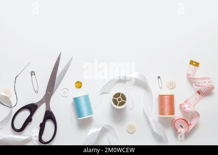 Copyspace Rahmen mit Nähwerkzeugen und Zubehör Stockfoto