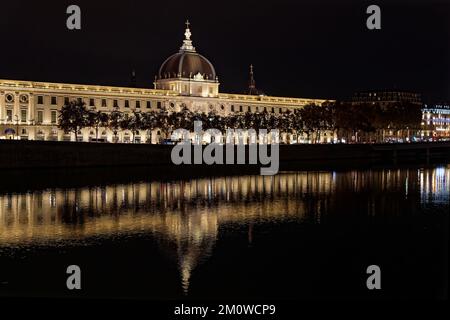 LYON, FRANKREICH, 7. Dezember 2022 : erneuertes Hotel-Dieu-Gebäude am Rheinufer bei Nacht. Stockfoto