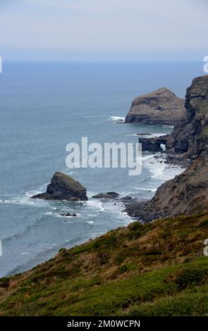 Samphire Rock, Northern Door Arch und Cambeak vom South West Coastal Path in Cornwall, England, Großbritannien. Stockfoto