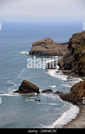 Samphire Rock, Northern Door Arch und Cambeak vom South West Coastal Path in Cornwall, England, Großbritannien. Stockfoto