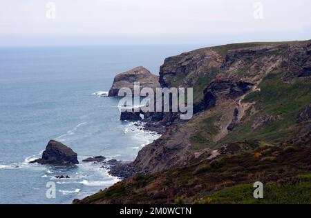 Samphire Rock, Northern Door Arch und Cambeak vom South West Coastal Path in Cornwall, England, Großbritannien. Stockfoto