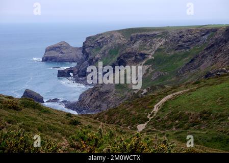 Samphire Rock, Northern Door Arch und Cambeak vom South West Coastal Path in Cornwall, England, Großbritannien. Stockfoto