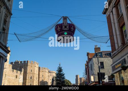 Windsor, Berkshire, Großbritannien. 8.. Dezember 2022. Weihnachtsdekorationen in Windsor. Die mit Spannung erwartete Harry and Meghan Netflix Serie konnte heute Morgen in Großbritannien angesehen werden. Viele Windsorianer sollen traurig über die Serie sein, nachdem Harry und Meghan bei ihrer Hochzeit in Windsor ihre Liebe ausgestoßen haben. Kredit: Maureen McLean/Alamy Live News Stockfoto