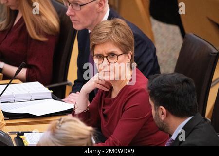 Edinburgh, Schottland, Großbritannien. 8.. Dezember 2022. ABBILDUNG: Nicola Sturgeon MSP, erster Minister Schottlands und Führer der Schottischen Nationalpartei (SNP). Wöchentliche Sitzung mit Fragen der Ersten Minister im schottischen Parlament, Holyrood. Kredit: Colin D Fisher Kredit: Colin Fisher/Alamy Live News Stockfoto