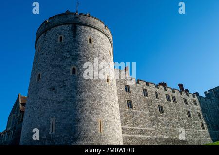 Windsor, Berkshire, Großbritannien. 8.. Dezember 2022. Der Sperrstunde-Turm am Schloss Windsor. Die mit Spannung erwartete Harry and Meghan Netflix Serie konnte heute Morgen in Großbritannien angesehen werden. Viele Windsorianer sollen traurig über die Serie sein, nachdem Harry und Meghan bei ihrer Hochzeit in Windsor ihre Liebe ausgestoßen haben. Kredit: Maureen McLean/Alamy Live News Stockfoto