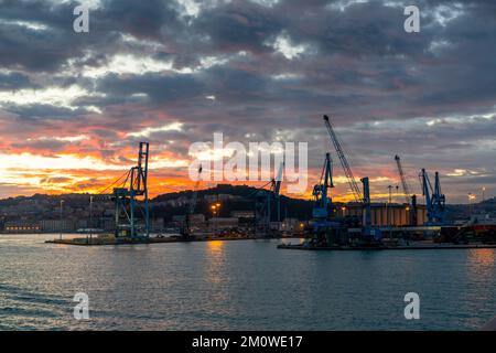 Ancona, Italien - 24. November 2022: Industriehafen von Ancona bei Sonnenaufgang mit Schiffen der Küstenwache und Kreuzfahrtschiffen im Bau in den Werften Stockfoto