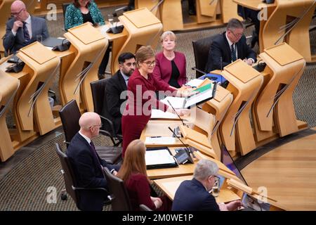 Edinburgh, Schottland, Großbritannien. 8.. Dezember 2022. ABBILDUNG: Nicola Sturgeon MSP, erster Minister Schottlands und Führer der Schottischen Nationalpartei (SNP). Wöchentliche Sitzung mit Fragen der Ersten Minister im schottischen Parlament, Holyrood. Kredit: Colin D Fisher Kredit: Colin Fisher/Alamy Live News Stockfoto