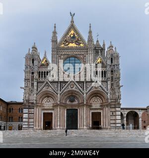 Siena, Italien - 28. November 2022: Blick auf den Haupteingang und die Fassade der historischen Kathedrale in Siena Stockfoto