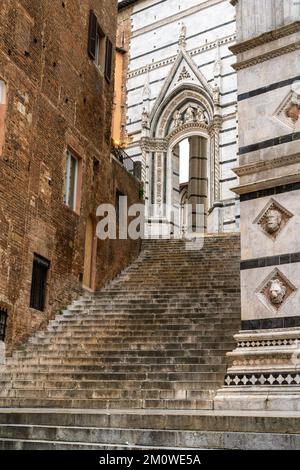 Siena, Italien - 28. November 2022: Treppen von der Altstadt bis zum Domplatz im historischen Siena Stockfoto