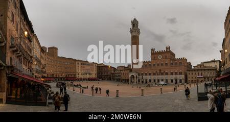 Siena, Italien - 28. November 2022: Panoramablick auf die Piazza del Campo in Siena in der Abenddämmerung Stockfoto