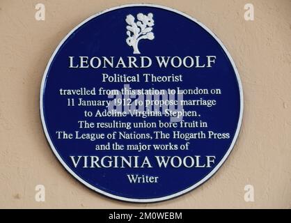 Blaue Plakette an der Wand des Bahnhofs Frome bezüglich der Abreise von Leonard Woolf nach London, um die Heirat mit Adeline Virginia Stephen vorzuschlagen Stockfoto