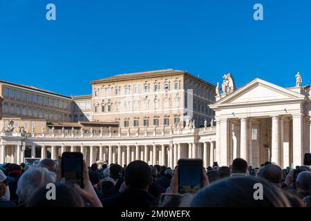 Vatikanstadt, Vatikanstadt - 27. November 2022: Große Menschenmenge auf dem Petersplatz lauscht Papst Franziskus während seiner Gebete Stockfoto