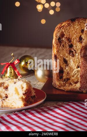 Kuchen mit Obst und Schokoladenchips auf einem Holztisch, dekoriert zu Weihnachten. Selbst gemachtes Weihnachtsbrot auf unscharfem Hintergrund, Kopierbereich. Stockfoto