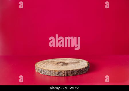 Holzpodiumsäge auf einem Baum mit lebhaftem magentafarbenem Hintergrund Stockfoto