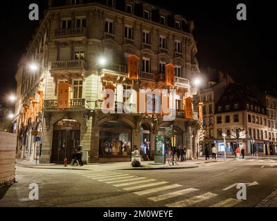 Straßburg, Frankreich - 25. November 2022: Neues Luxusgeschäft von hermes in Place Broglie im Zentrum von Straßburg, bei dem die Lichter aufgrund von Strommangel gedimmt werden Stockfoto