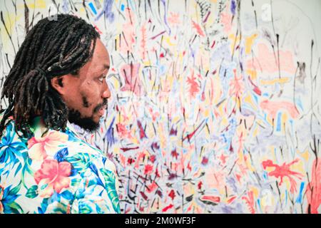 London, Großbritannien. 08.. Dezember 2022. Der Künstler mit der Vielfältigkeit III KArtist Hyacinthe Ouattara mit Werken in seiner Einzelausstellung „The Complexity of the Universe“ in der Sulger-Buel Gallery in London. Die Werke werden bis zum 28.. Februar 2023 ausgestellt und wurden während seines Aufenthalts in der Galerie geschaffen. Die Sulger-Buel Gallery ist auf zeitgenössische Kunst aus Afrika und dem Nahen Osten spezialisiert. Kredit: Imageplotter/Alamy Live News Stockfoto