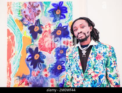 London, Großbritannien. 08.. Dezember 2022. Künstler Hyacinthe Ouattara's mit Werken in seiner Einzelausstellung „The Complexity of the Universe“ in der Sulger-Buel Gallery in London. Die Werke werden bis zum 28.. Februar 2023 ausgestellt und wurden während seines Aufenthalts in der Galerie geschaffen. Die Sulger-Buel Gallery ist auf zeitgenössische Kunst aus Afrika und dem Nahen Osten spezialisiert. Kredit: Imageplotter/Alamy Live News Stockfoto