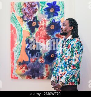 London, Großbritannien. 08.. Dezember 2022. Der Künstler mit Sonnenblume III, 2022. Künstler Hyacinthe Ouattara mit Werken in seiner Einzelausstellung „The Complexity of the Universe“ in der Sulger-Buel Gallery in London. Die Werke werden bis zum 28.. Februar 2023 ausgestellt und wurden während seines Aufenthalts in der Galerie geschaffen. Die Sulger-Buel Gallery ist auf zeitgenössische Kunst aus Afrika und dem Nahen Osten spezialisiert. Kredit: Imageplotter/Alamy Live News Stockfoto