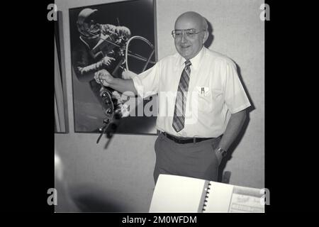 Sy Syvertson wird unterhalten von den Ames Christmas Carolers Beschreibung: Ames Center Director Sy Syvertson wird unterhalten von den Ames Christmas Carolers Bildnummer: ADS-A83-0806-5 Datum: 13. Dezember 1983 Stockfoto