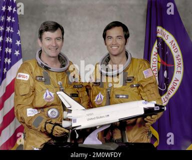 Die Mitglieder der STS-1-Crew sind: Commander, John W. Young und Pilot Robert L. Crippen Stockfoto